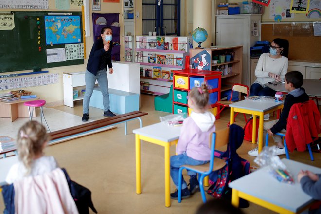 Podobne ukrepe z ohranjanjem razdalje so sprejeli tudi v drugih državah. Psihologi že opozarjajo na stiske otrok. FOTO: Reuters