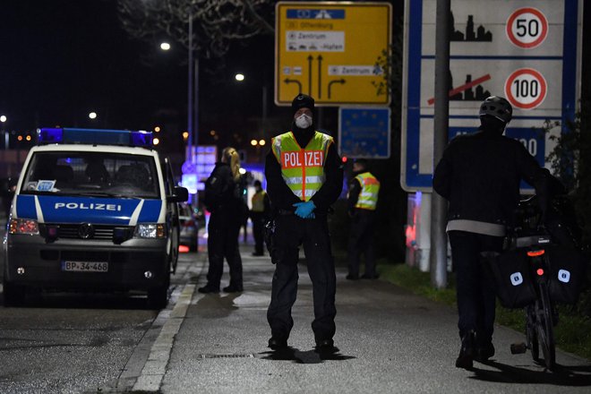 Nemški policisti nadzirajo nemško-francosko mejo med mestoma Strasbourg in Kehl. Foto: Patrick Hertzog/Afp