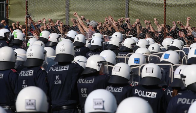 Nemški poostritvi nadzora bo sledila poostritev na avstrijskih južnih mejah, predvsem na meji z Italijo in Slovenijo. Kanclerka Angela Merkel je že omenila, da bi nemčija ali Frontex pri tem lahko pomagala. FOTO: Tadej Regent/Delo