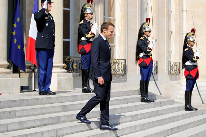 Čeprav zaradi prehoda na profesionalno vojsko ni bil v vojski, je francoski predsednik Emmanuel Macron nenavadno naklonjen uniformam. FOTO: Reuters