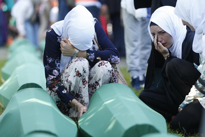 Danes so v spominskem parku Potočari, 23. let po genocidu, pokopali posmrtne ostanke še 35 žrtev genocida v Srebrenici. FOTO: AP