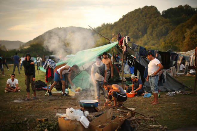 Begunci in migranti v improviziran kampu na obrobju Velike Kladuše. FOTO: Jure Eržen