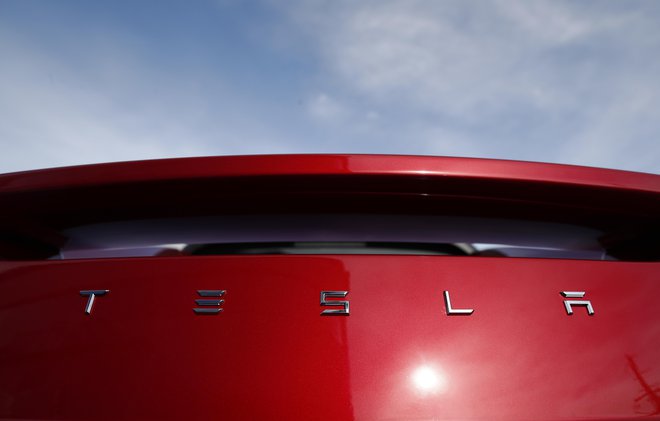 Podjetje Tesla trdi prav nasprotno - da je bila najcenejša izvedenka modela vselej dosegljiva in da so jo kupci tudi naročali. FOTO: AP