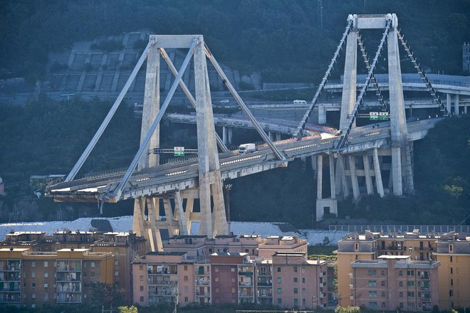 Vzrok za podrtje viadukta v Genovi je preslabo vzdrževanje. Foto AP