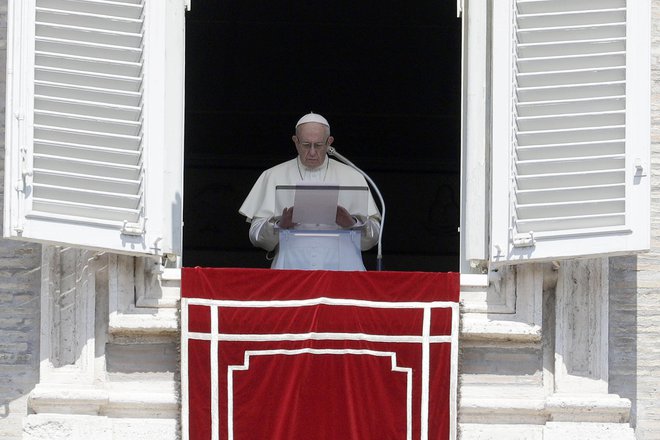 Papež Frančišek je ostro obsodil spolne zlorabe več kot tisoč otrok. FOTO: Gregorio Borgia/Ap