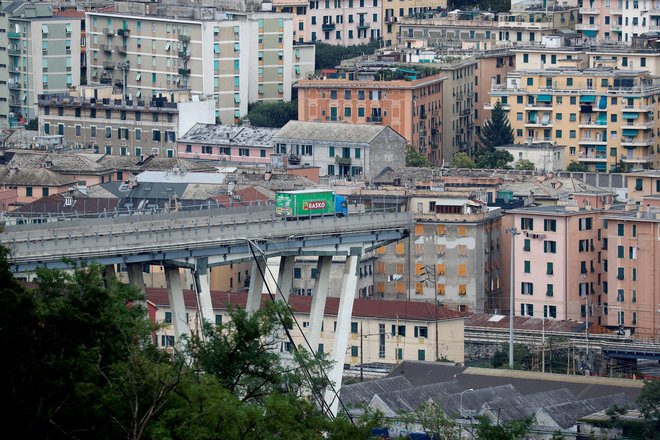 Zrušenje viadukta v Genovi, ki je bil problematičen že vrsto let. FOTO: Stefano Rellandini Reuters