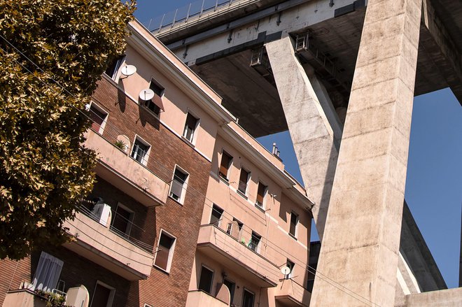 Ostanki Morandijevega viadukta teden dni po smrti 43 ljudi kot senca visijo nad Genovo in Italijo. FOTO: AFP
