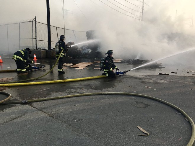 Gasilci gasijo požar na območju tovarne Tesla v Fremontu. FOTO: Fremont Fire Department/Twitter