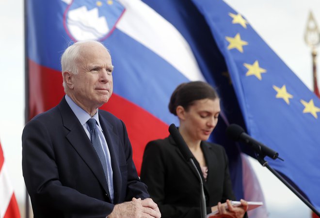 Senator John McCain je lani obiskal Andraž nad Polzelo. FOTO: Blaž Samec / Delo