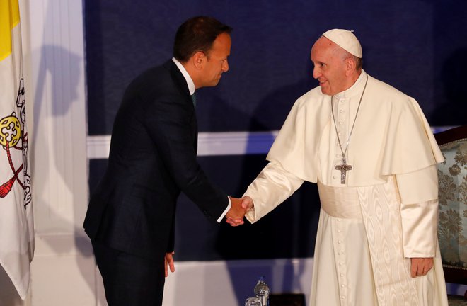 Papež se je srečal tudi s premierjem Leom Varadkarjem FOTO: Stefano Rellandini/Reuters