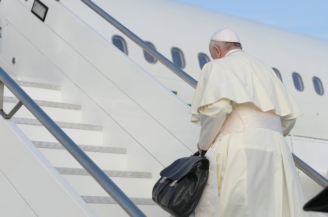 Na povratnem letu iz Irske je papež staršem homoseksualcev svetoval, naj poiščejo pomoč psihiatra. FOTO: Vatican Media/Reuters