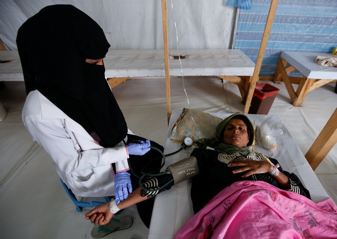 Z najhujšim izbruhom kolere so se spopadali leta 2017, a v Jemnu se borijo še z lakoto, smrt pa kosi tudi orožje. FOTO: Abduljabbar Zeyad/Reuters