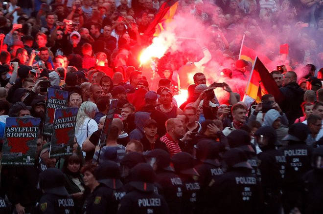Ponedeljkovih protestov se je udeležilo okoli 2000 skrajnih desničarjev, tudi neonacistov, in okoli tisoč levičarskih. FOTO: Odd Andersen/AFP