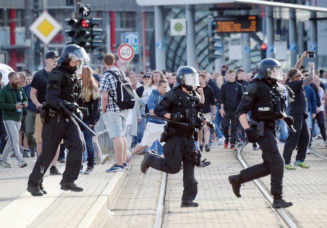 Na torkovih demonstracijah v Dresdnu je bilo manj ljudi kot v Chemnitzu. FOTO: Andreas Seidel/AFP