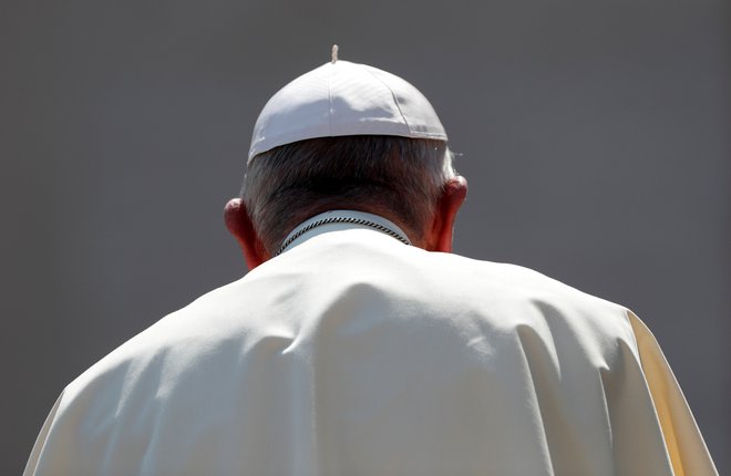 Papeža obtožujejo, da je že od začetka pontifikata vedel za spolne zlorabe. FOTO: Alessandro Bianchi/Reuters