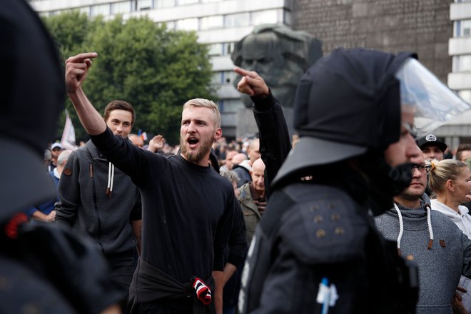 Nekateri meščani Chemnitza podpirajo demonstrante proti begunskemu navalu v Nemčiji. ​FOTO: Odd Andersen/AFP