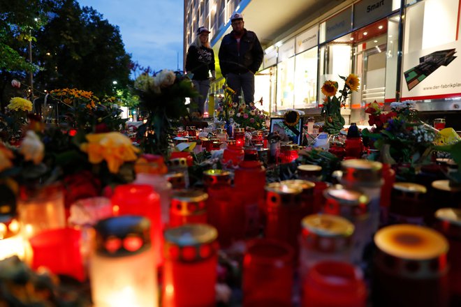 Ljudje v Chemnitzu prinašajo sveče in cvetje v znamenje žalovanja za umrlim 35-letnim Nemcem kubanskega rodu. FOTO: Odd Andersen/AFP