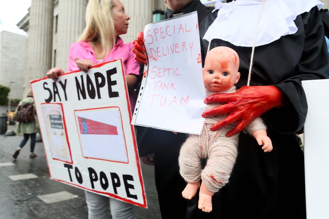 Med obiskom papeža v Dublinu se je več ljudi zbralo v protestih proti spolnim zlorabam v katoliški cerkvi. FOTO: Paul Faith/AFP