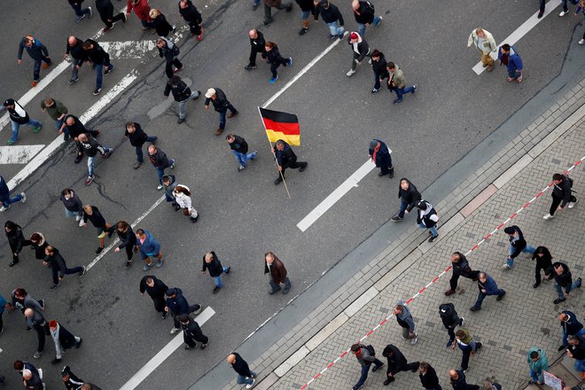 Ogorčene demonstracije skrajne desnice so sledile uboju 35-letnega nemškega državljana Daniela Hilliga, za katerega je obtožen 22-letni iraški Kurd. FOTO: Hannibal Hanschke/Reuters