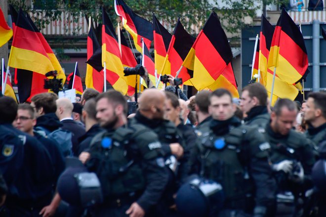 Mestne oblasti nemškega Chemnitza so danes prepovedale shoda dveh skrajno desnih gibanj. FOTO: John Macdougall/Afp