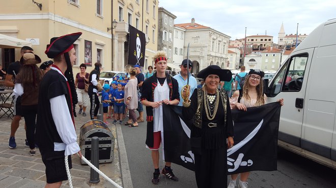 Nepogrešljivi del pomorskega krsta, s katerim na pomorski šoli medse sprejmejo dijake prvega letnika, so gusarji, ki tradicionalno zasedejo Piran in prinesejo novega vetra bodočim pomorcem. FOTO: Boris Šuligoj