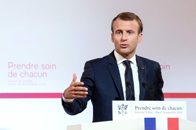 Francoski predsednik verjame, da je treba poskrbeti za vsakogar. FOTO: AFP