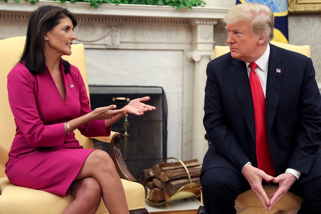 Donald Trump je ob oznanilu odhoda ameriške veleposlanice pri Združenih narodih Nikki Haley močno pohvalil njeno delo. FOTO: Jonathan Ernst/Reuters