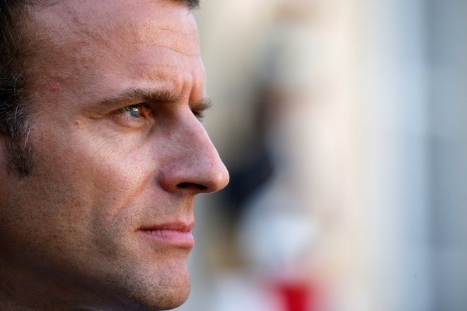 Francoski predsednik Emmanuel Macron želi hoditi po sredini.&nbsp;FOTO: Reuters