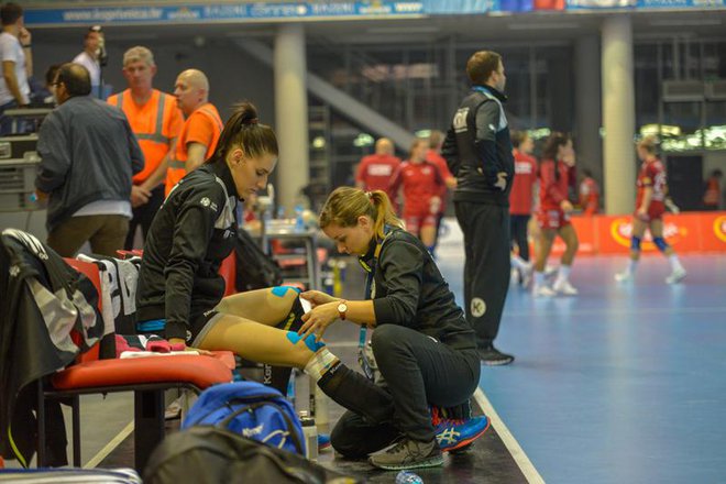 Alja Koren je po 20 minutah tekmo končala zaradi poškodbe kolena. Foto RK Krim