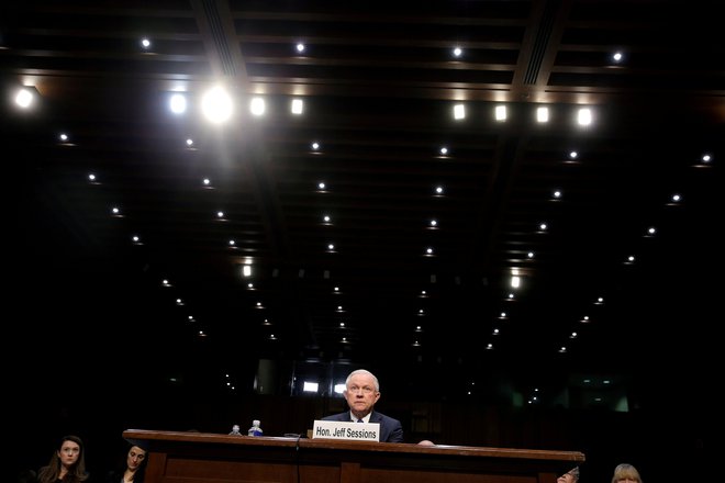 Po več kot eno leto trajajočih napadih na politično in osebno življenje državnega tožilca je Sessions na Trumpovo zahtevo v sredo odstopil. FOTO: Joshua Roberts/Reuters