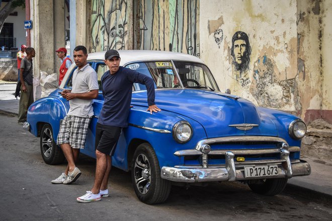 Novih avtomobilov v Havani skoraj ni. Po luknjastih cestah in ulicah še zmeraj vozijo stari ameriški avtomobili in lade, teh naj bi bilo na kubanskih cestah menda največ.&nbsp;Foto: Gašper Završnik
