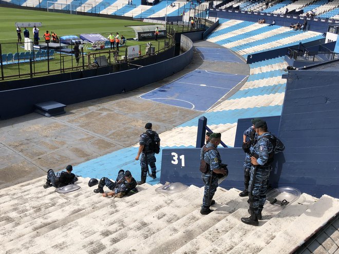Na tekmah prve lige je za varnost poskrbljeno, specialci so na štadionu in v okolici več ur pred začetkom. FOTO: Aljaž Vrabec