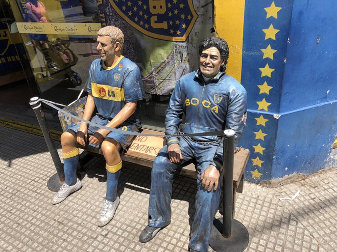 Martín Palermo in Diego Maradona v bližini štadiona La Bombonera. FOTO: Aljaž Vrabec