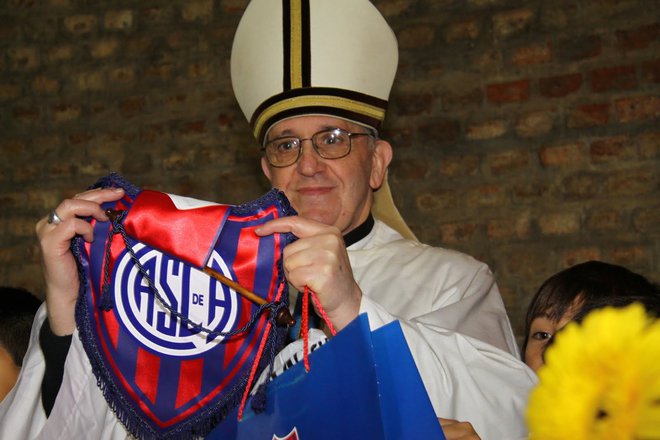Papež Frančišek (Jorge Mario Bergoglio) stiska pesti za San Lorenzo. FOTO: Reuters