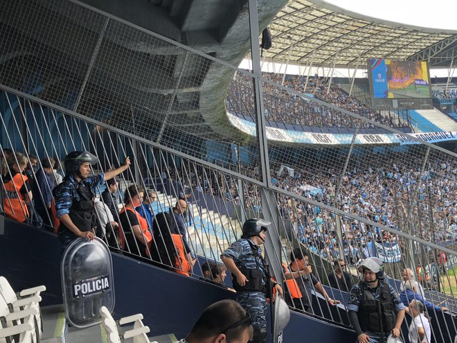 V Argentini imajo tribune za gostujoče novinarje, ki so od preostalih ločeni z ograjo, varnostniki in policijskimi specialci. FOTO: Aljaž Vrabec