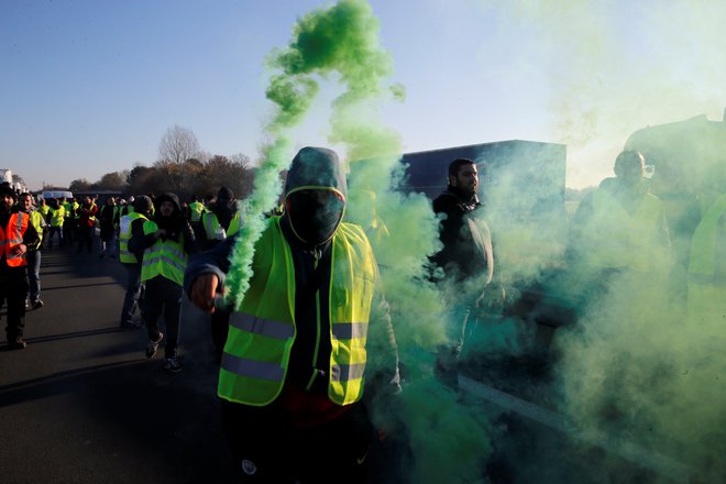 Zaradi povišanih cen bencina naj bi protestniki  v rumenih telovnikih jutri preplavili ulice Pariza. FOTO: Reuters