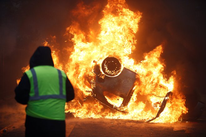 Francija mora storiti več v boju proti podnebnim spremembam, zato je zvišanje davščin na bencin in dizel nujno, pravi Macron. FOTO: Stephane Mahe/Reuters