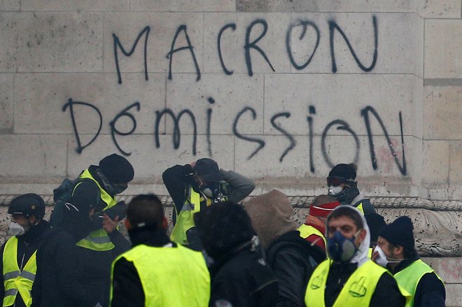 Pozivi predsedniku Emmanuelu Macronu, naj odstopi. Foto Reuters