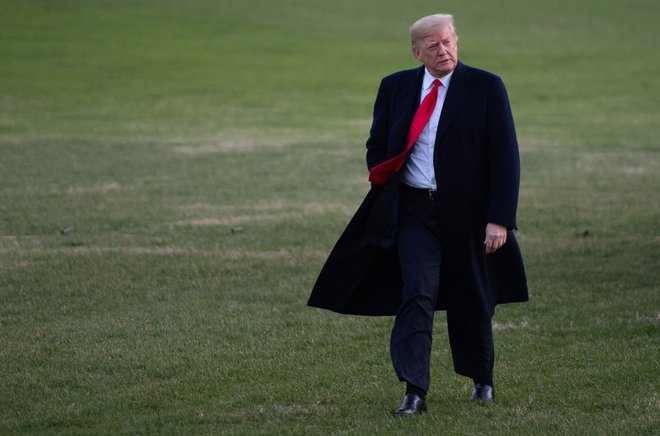 Donald Trump je čedalje bolj osamljen na vrhu ameriške oblasti in po mnenju kritikov zaradi tega vse bolj nepredvidljiv. FOTO: AFP
