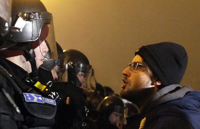 Policisti trdijo, da so bili protestniki nasilni, kar pa ne velja za vse. FOTO: AFP