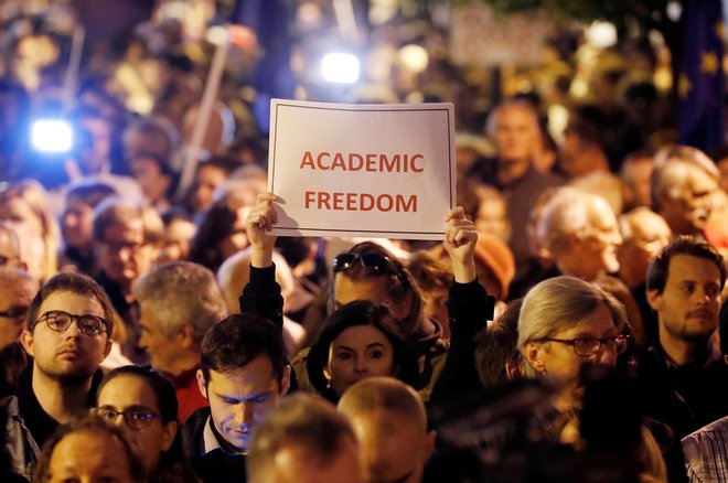 Protestniki pred univerzo Georgea Sorosa proti izgonu univerze iz države. FOTO: Reuters