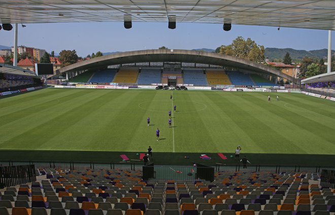 Tudi mariborski Ljudski vrt je imel gradbeno blokado v spomeniško zaščitenem loku že pošteno načete in za gledalce nevarne zahodne tribune. FOTO: Tadej Regent/Delo