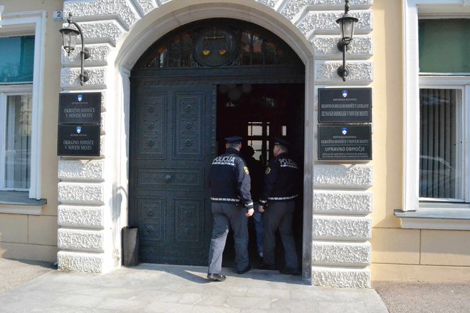 Dursuma Brkovića so na novomeško sodišče pripeljali iz pripora. FOTO: Tanja Jakše Gazvoda