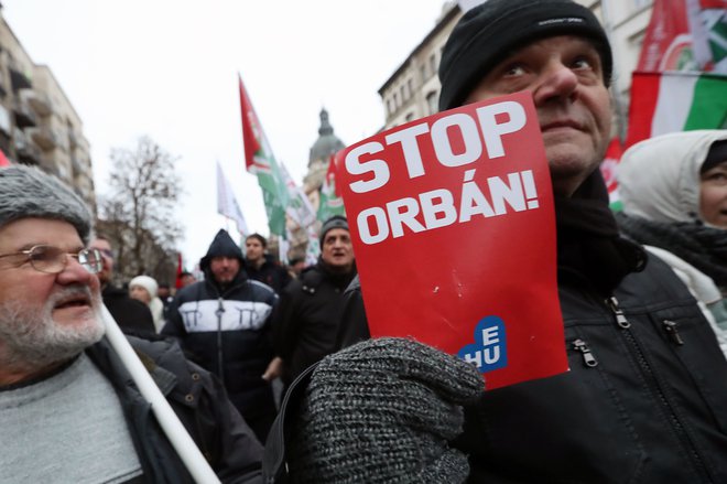 &raquo;Odstopite, odstopite!&laquo; je v soboto v središču Budimpešte madžarske oblasti pozivalo na tisoče protestnikov. Foto: AFP