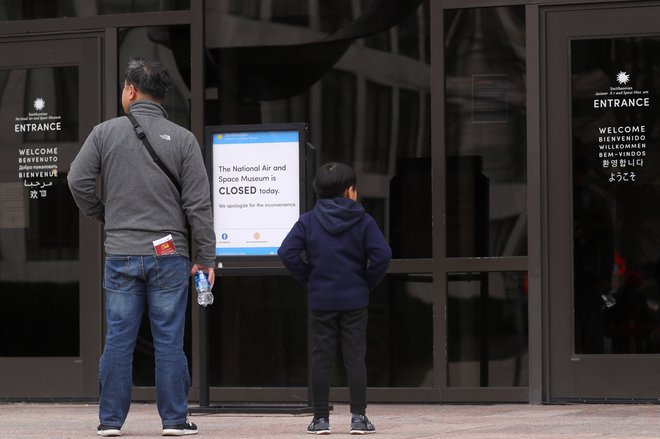 Obiskovalci ostajajo pred zaprtimi vrati muzejev in kulturnih znamenitosti, medtem ko se je ustavitev dela vlade zavlekla že v tretji teden. FOTO Reuters