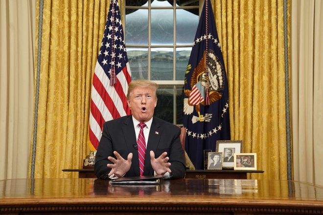Donald Trump je v prvem televizijskem nagovoru države poskušal prepričati javnost, da podpre njegove zahteve za gradnjo zidu na južni meji. FOTO: AFP