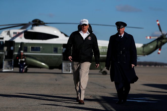 Donald Trump (levo) je sporočilo o varnostni krizi širil med obiskom obmejnega območja v Teksasu. FOTO: Reuters