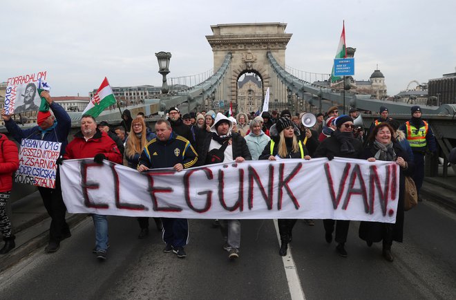 &raquo;Dovolj imamo!&laquo; je sporočilo, ki ga protestniki z ulic pošiljajo Viktorju Orbanu in&nbsp;stranki Fidesz. FOTO: Ferenc Isza/AFP