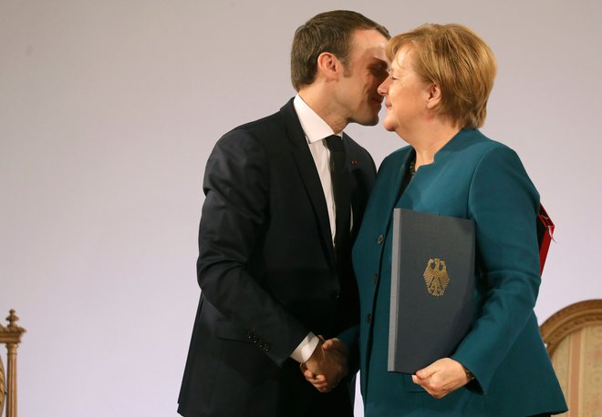 Pogodba, ki sta jo podpisala Angela Merkel in Emmanuel Macron, predvideva »evropska območja« na meji med državama, kjer naj bi vsakdanje življenje potekalo čim bolj dvojezično in nebirokratsko na vseh področjih. Foto: Ludovic Marin/Afp