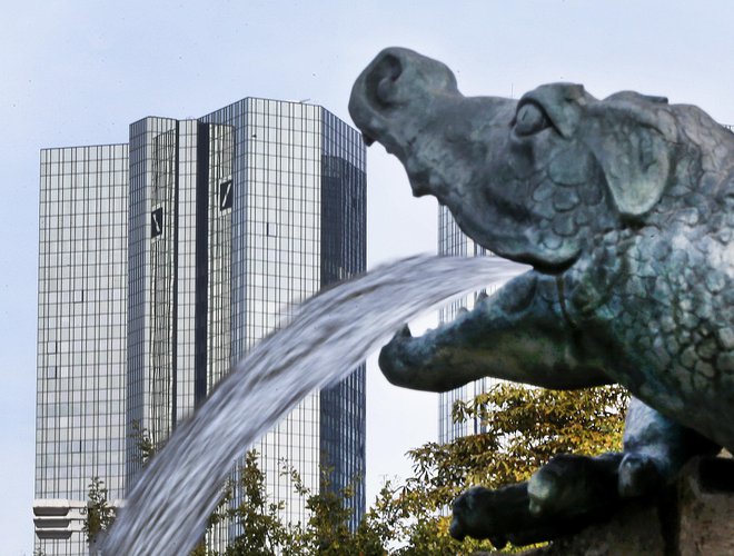 FILE - In this Oct. 11, 2016 file photo, water spills out of a small dragon sculpture on a fountain with the headquarters of the Deutsche Bank in background in Frankfurt, Germany, Deutsche Bank says it is planning a capital increase to raise 8 billion euros (US $8.45 billion). The German lender said in a statement Sunday March 5, 2017 that the capital increase will come through the issuance of up to 687.5 million new shares (AP Photo/Michael Probst,file) Foto Michael Probst Ap